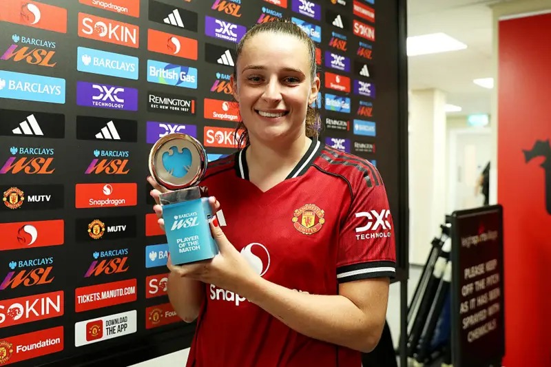 曼聯(lián)球員埃拉&middot;圖恩與巴克萊女子超級聯(lián)賽最佳球員獎杯合影