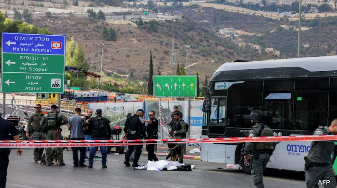 色列安全部隊(duì)聚集在耶路撒冷東部拉莫特路口一輛公共汽車(chē)旁