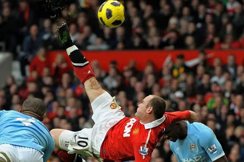 2011年，韋恩&middot;魯尼代表曼聯對陣曼城時打進標志性倒鉤球