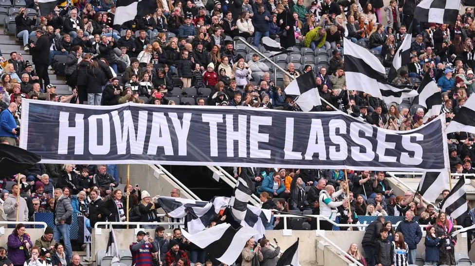 紐卡斯爾球迷在圣詹姆斯公園舉著寫有&ldquo;Howay the Lasses&rdquo;的橫幅