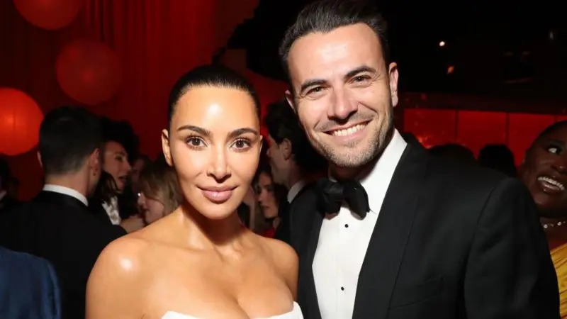 電影制片人本·溫斯頓(BenWinston)與金·卡戴珊(KimKardashian)合影,他已持有阿森納隊季票30多年