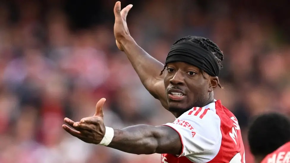 在與曼城的比賽中，諾尼&middot;馬杜克被布卡約&middot;薩卡替換