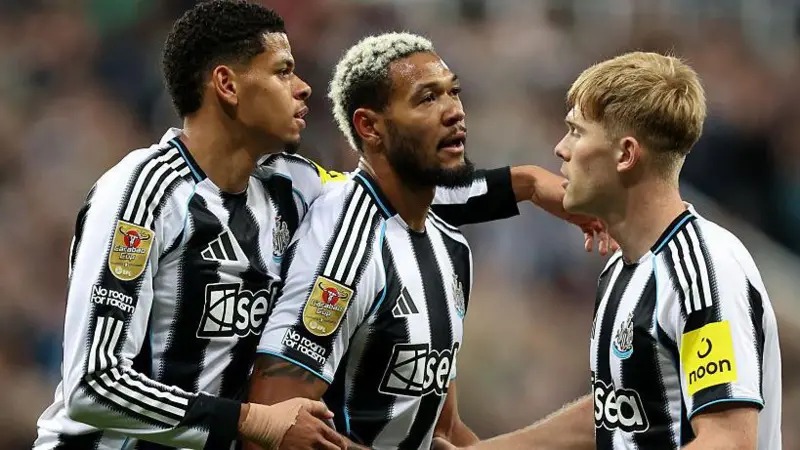 喬林頓在紐卡斯爾聯隊首開紀錄后與隊友威廉&middot;奧蘇拉和劉易斯&middot;霍爾一起慶祝