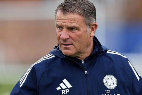 萊斯特城女足主教練里克·帕斯穆?tīng)柡炏氯旰贤? class=