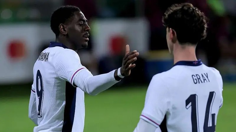 迪文&middot;穆巴馬（左）于2024年從西漢姆聯隊轉會至曼城隊