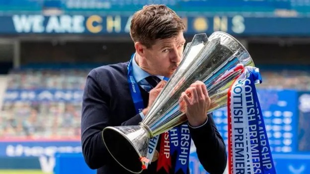 史蒂文·杰拉德于2021年5月捧起蘇格蘭超級聯賽冠軍獎杯