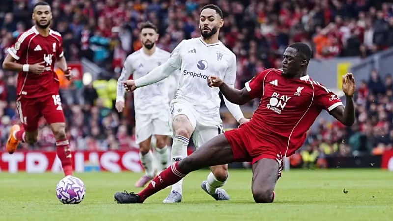 伊布拉希馬&middot;科納特在對陣曼聯的比賽中鏟球