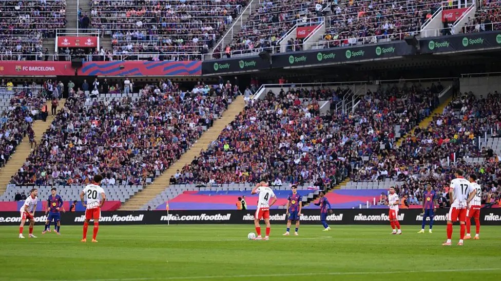西甲聯賽開賽后，巴塞羅那隊和赫羅納隊的球員靜止站立15秒