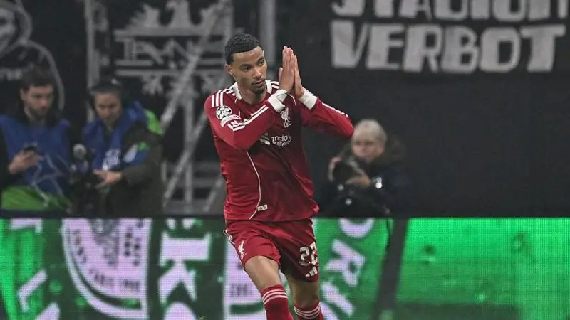 雨果·埃基蒂克在對(duì)陣法蘭克福的比賽中進(jìn)球