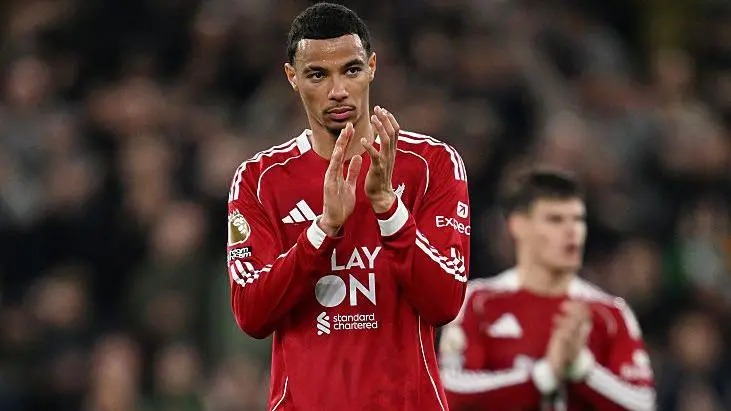 身穿利物浦紅色主場球衣的HugoEkitike向球迷鼓掌,但看上去有些失望