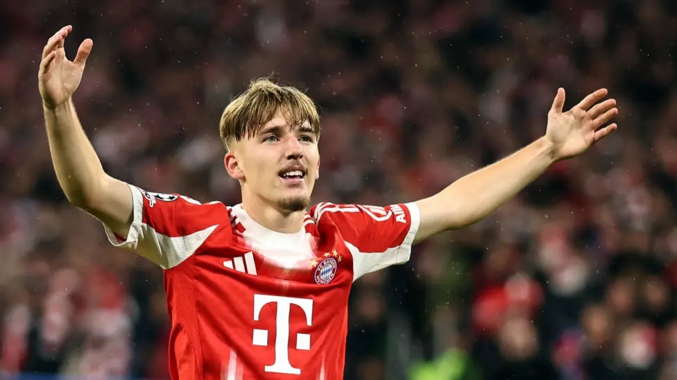 17歲的倫納特·卡爾(LennartKarl)為拜仁慕尼黑隊攻入了對陣布魯日俱樂部的首粒進球