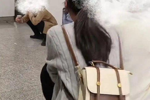 男子當眾大便地成網紅打卡點