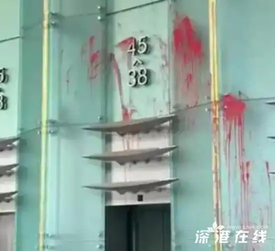 男子求見李嘉誠被拒 在大堂潑紅漆