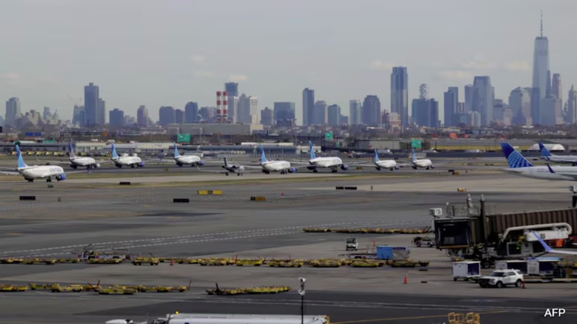 據(jù)航班追蹤網(wǎng)站FlightAware的數(shù)據(jù)顯示,周五有超過1200個航班被取消。