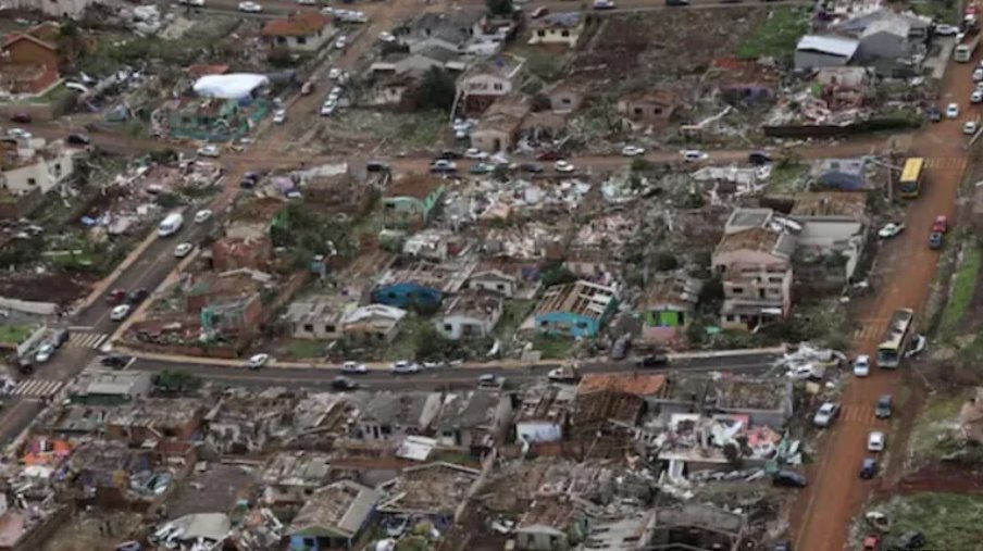 巴西龍卷風致6人死亡,700多人受傷,許多房屋的屋頂被掀翻或完全摧毀。