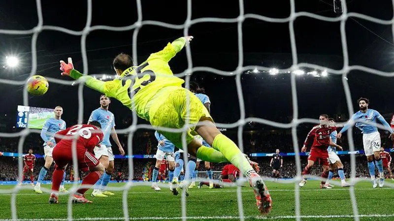 利物浦的范戴克攻破了曼城門將多納魯馬的十指關，由于安德魯&middot;羅伯遜越位在先，進球無效。