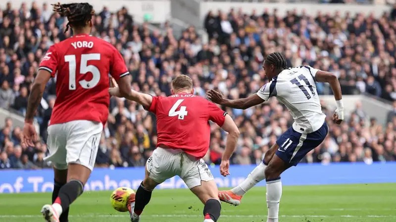 托特納姆熱刺隊的馬蒂斯·特爾得分