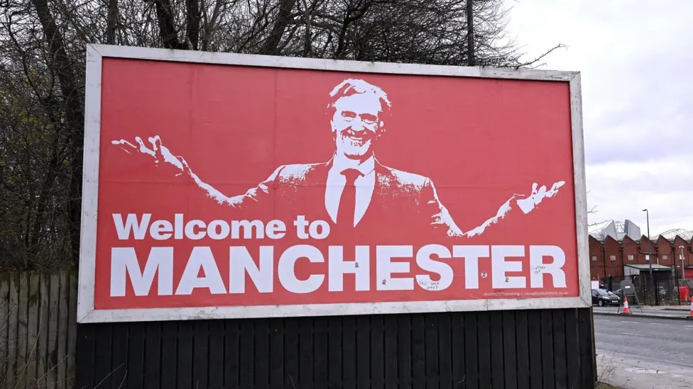 老特拉福德球場附近的一塊廣告牌上印著吉姆·拉特克利夫爵士的肖像,以及“歡迎來到曼徹斯特”的字樣。