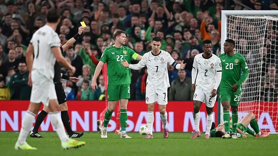 克里斯蒂亞諾&middot;羅納爾多肘擊倒地的達(dá)拉&middot;奧謝后，被出示黃牌。