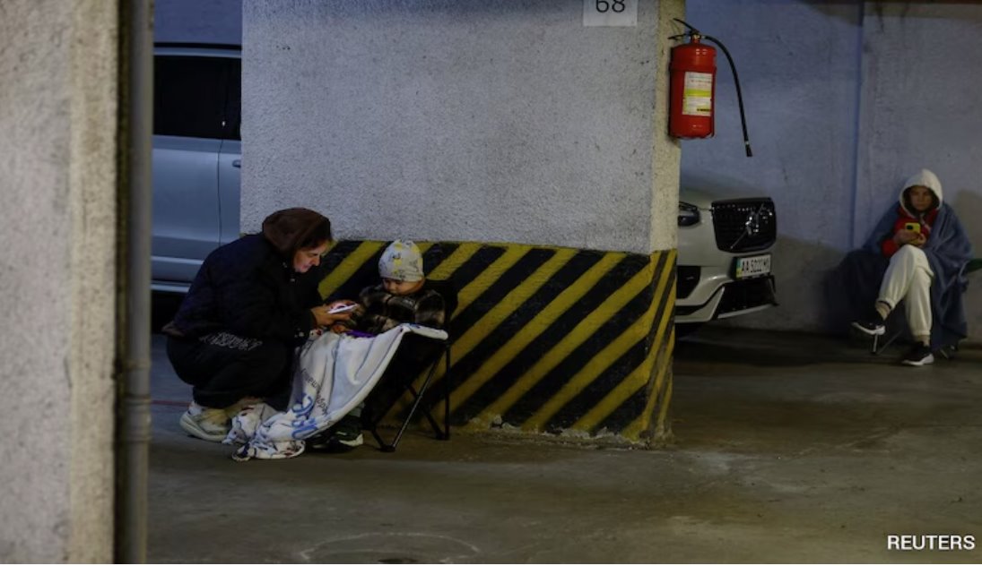 俄羅斯空襲發(fā)生后,基輔市民紛紛躲避。