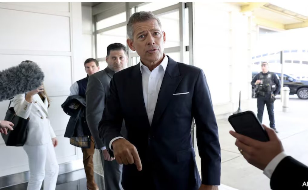 肖恩&middot;達(dá)菲敦促旅客著裝正式，因?yàn)檫@將有助于人們在機(jī)場舉止更加得體。