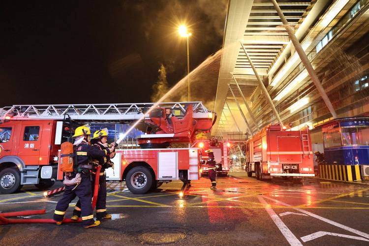 直擊香港大火救援滅火現場
