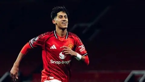 曼聯前鋒JJ&middot;加布里埃爾在老特拉福德球場舉行的足總青年杯比賽中攻入一球