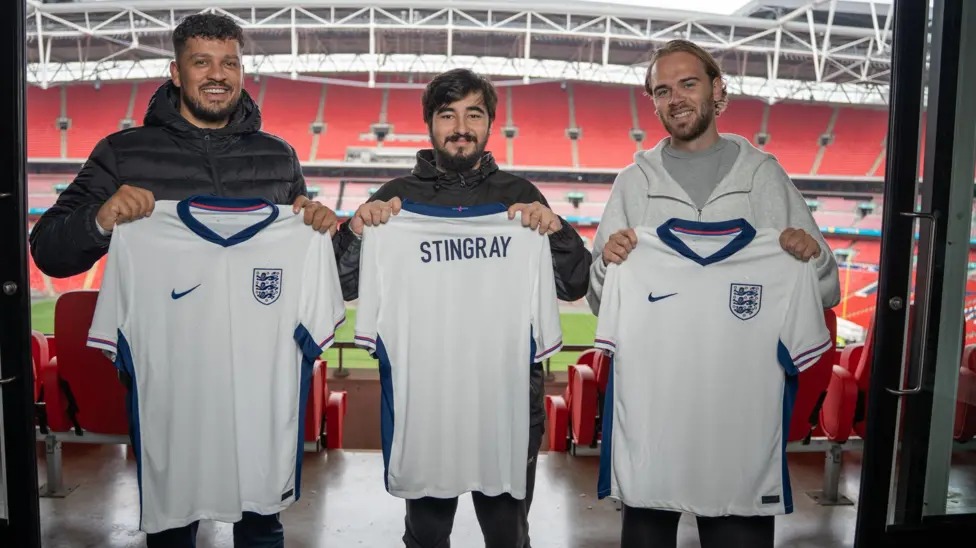 左起:英格蘭游戲戰(zhàn)隊(duì)經(jīng)理丹曼、丹尼爾·“黃貂魚”·雷和他的教練尼克·登·哈默