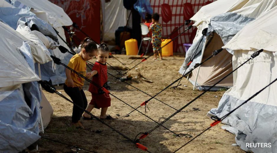 暴雨浸透了加沙的帳篷營地，氣溫驟降，蜷縮在帳篷里的巴勒斯坦人感到寒冷。