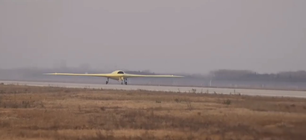 重大突破!彩虹7隱身無人機首飛成功