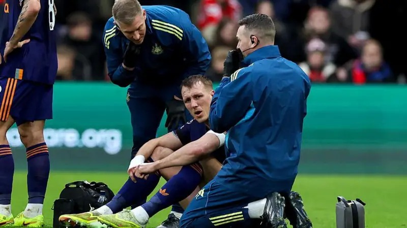 丹&middot;伯恩接受醫(yī)療團隊的治療